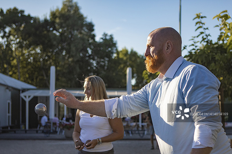 在夏季玩地掷球的美丽活跃夫妇图片素材