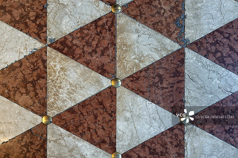 两种颜色的三角形切割大理石地板的特写图片素材