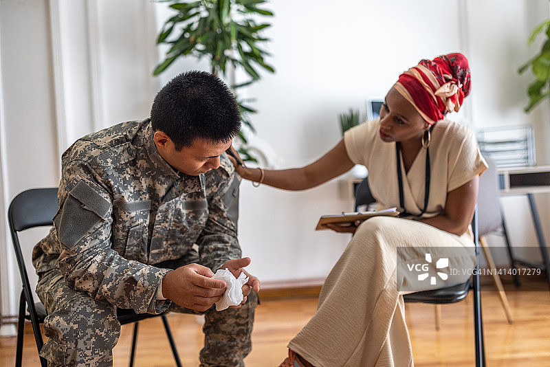 黑人女心理治疗师在治疗中安慰日本裔士兵图片素材