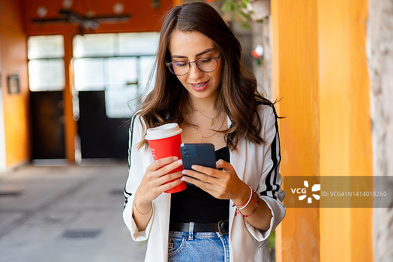 女人使用手机图片素材