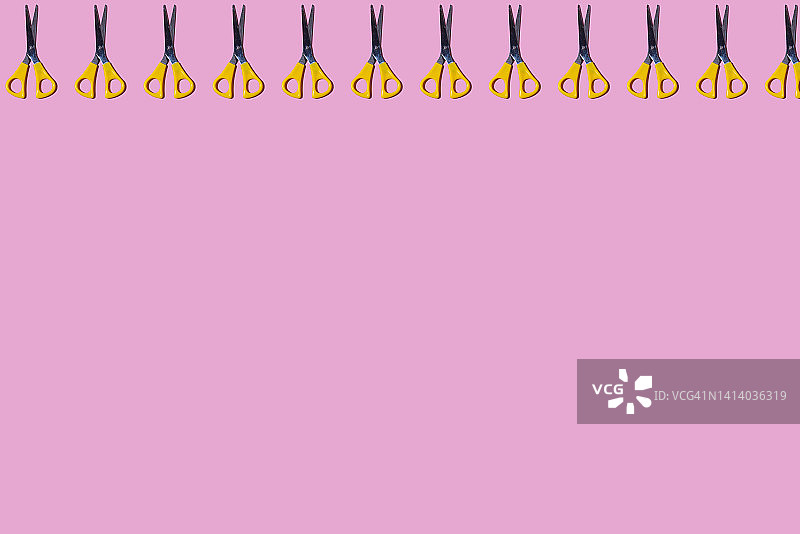 粉色背景上金属剪刀图案（黄色手柄），概念：返校、剪裁、工艺、美发、理发店、学校、创意、学生。图片素材