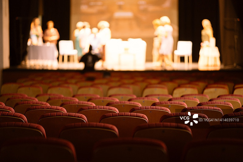 排练期间空无一人的剧院红色座位图片素材