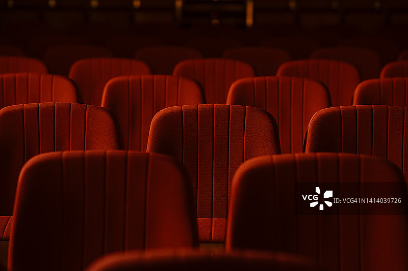 空旷的剧院红色座位图片素材