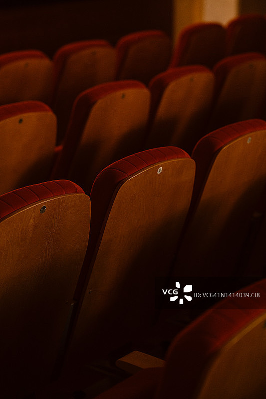 空旷的剧院红色座位图片素材