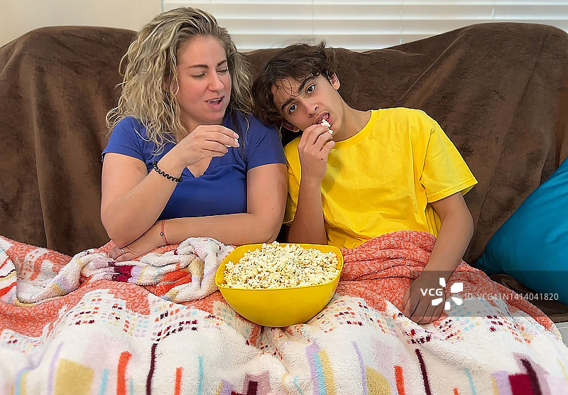 拉丁裔母亲和儿子在看电视图片素材