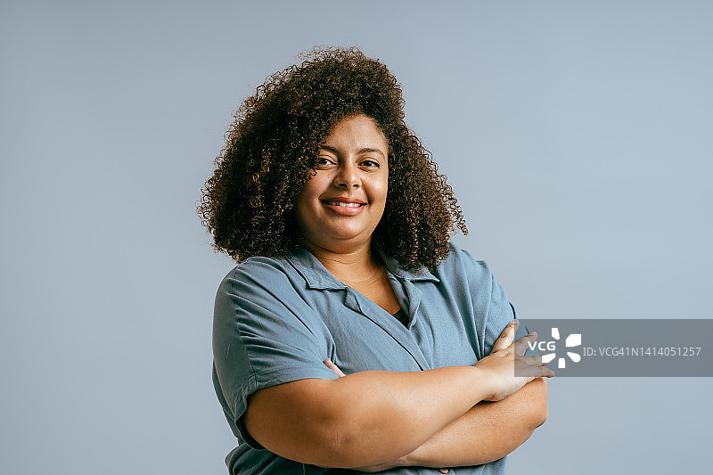 在工作室中的卷发年轻女子肖像图片素材