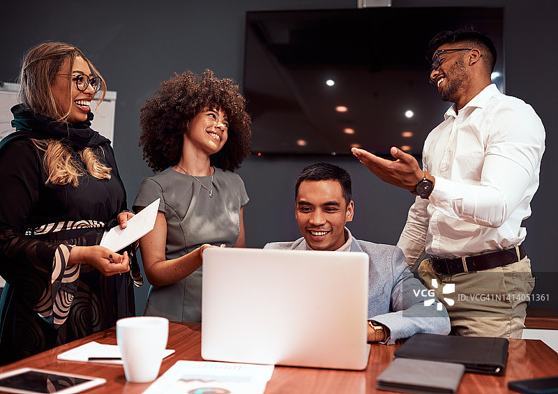 一群快乐、成功和自信的同事在办公室会议室里计划、讨论和集思广益。同事们作为一个团队解释想法和战略，以取得成功图片素材