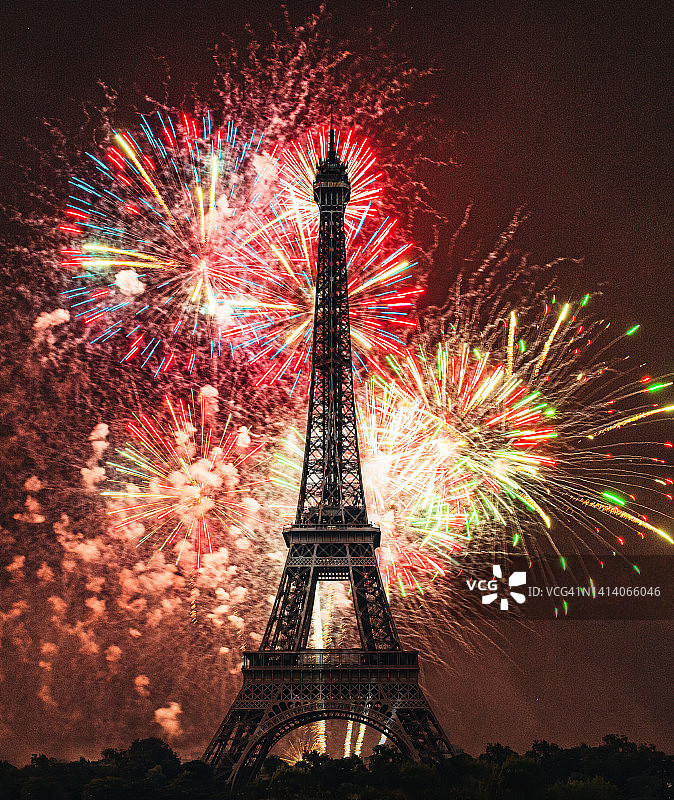 巴黎埃菲尔铁塔烟花图片素材