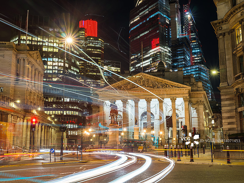 伦敦银行夜景，高楼林立图片素材