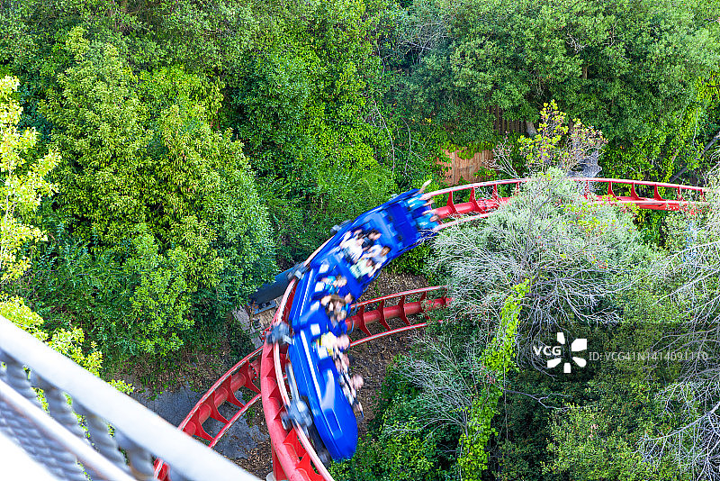 树林中的移动过山车图片素材