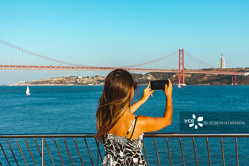 女人在特茹河边拍照图片素材
