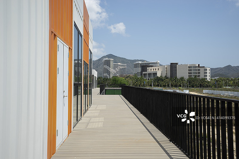 阳光下的集装箱建筑图片素材