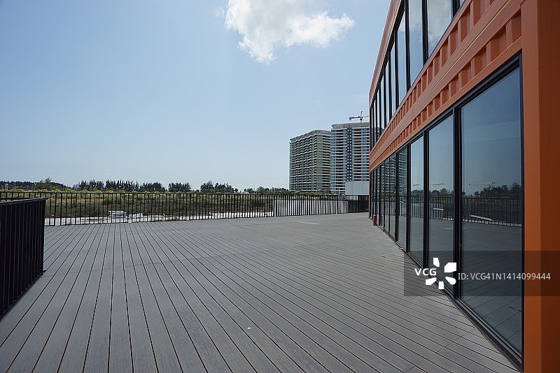 阳光下的集装箱建筑图片素材