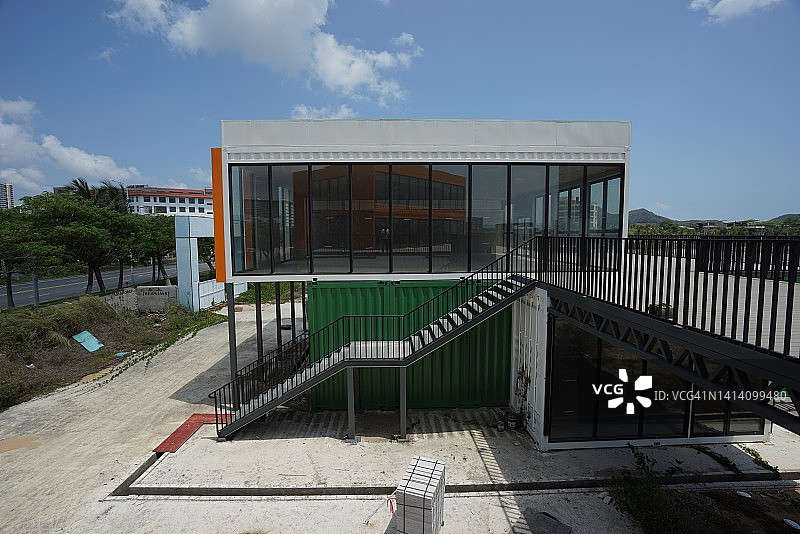 阳光下的集装箱建筑图片素材