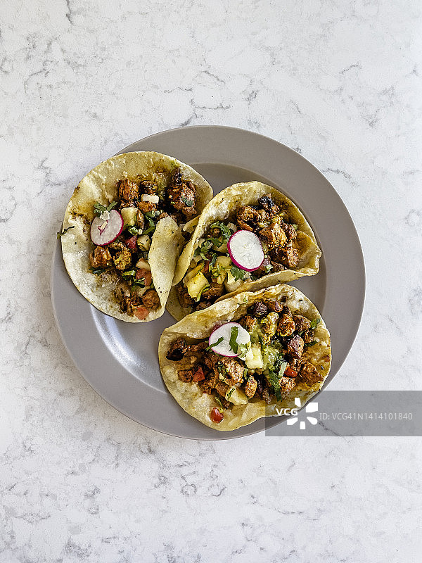 白色背景下的街头塔可图片素材