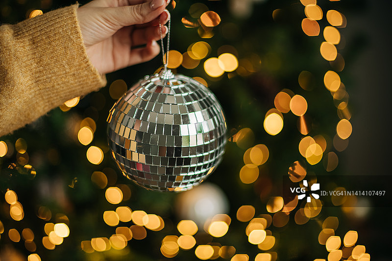 手持迪斯科舞厅球（带细绳，隔离在白色背景上）图片素材