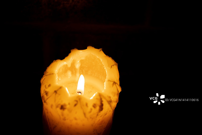 黑暗房间里照亮的蜡烛图片素材