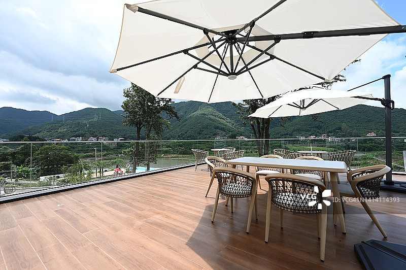 阳台上的遮阳伞图片素材