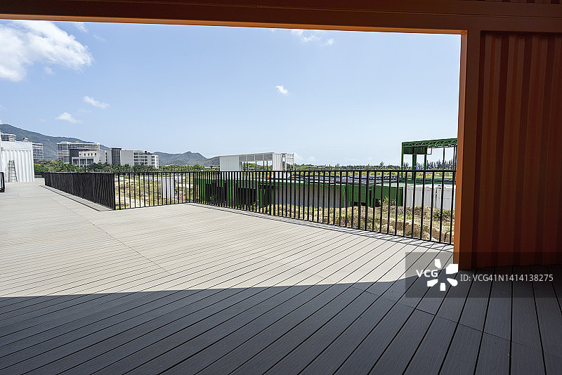 阳光下的集装箱图片素材