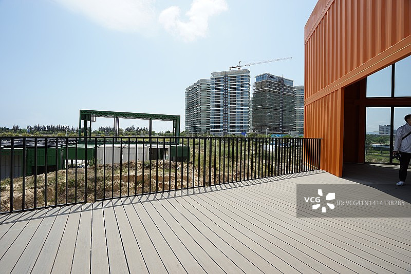 阳光下的集装箱图片素材