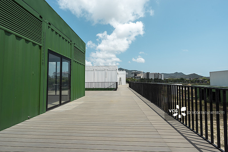 阳光下的集装箱图片素材