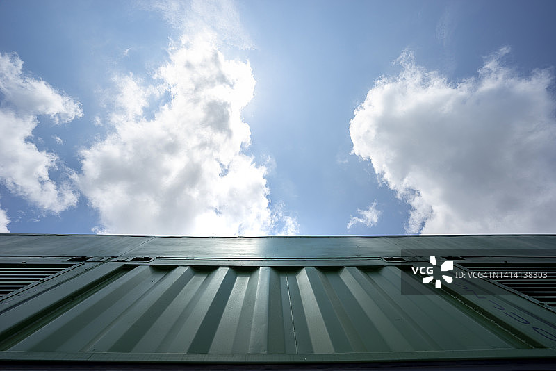 阳光下的集装箱图片素材