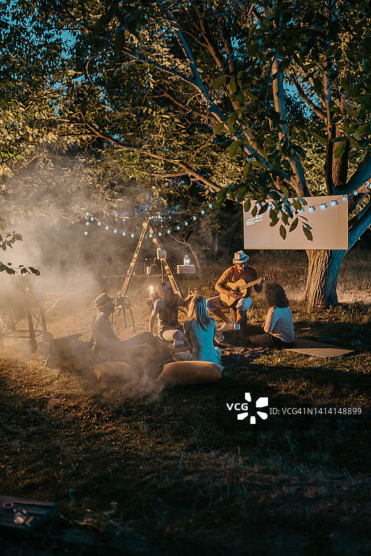 朋友们在花园派对上享受音乐图片素材