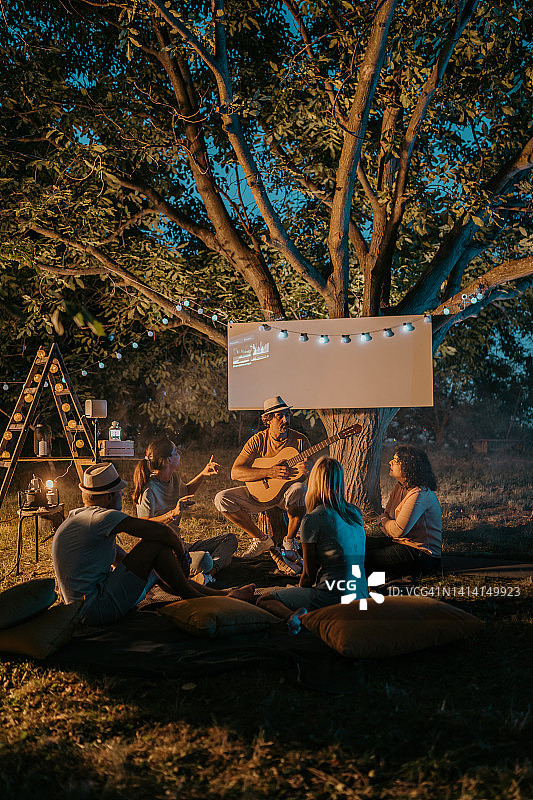 朋友们在花园派对上享受音乐图片素材