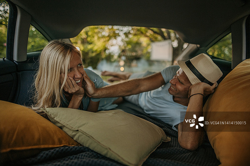 中年夫妇在户外夏季电影院图片素材