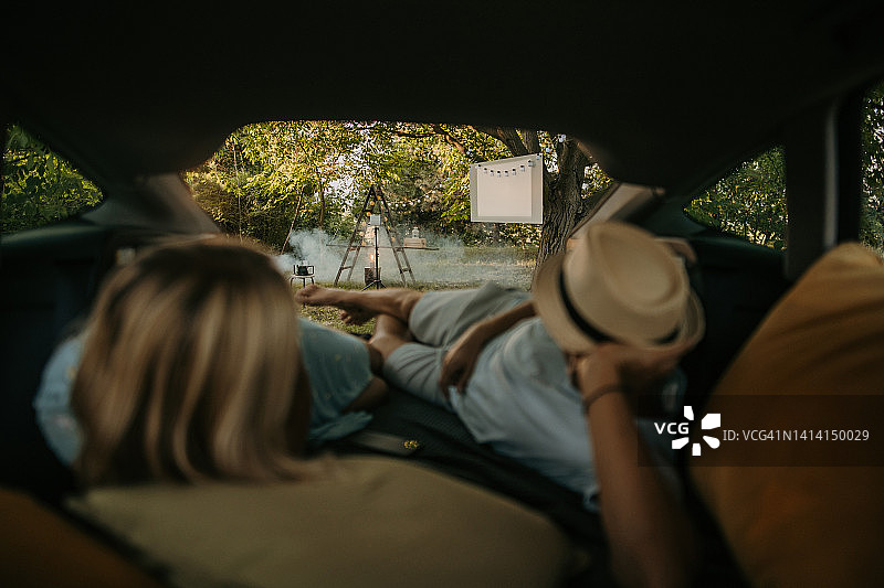 中年夫妇在户外夏季电影院图片素材
