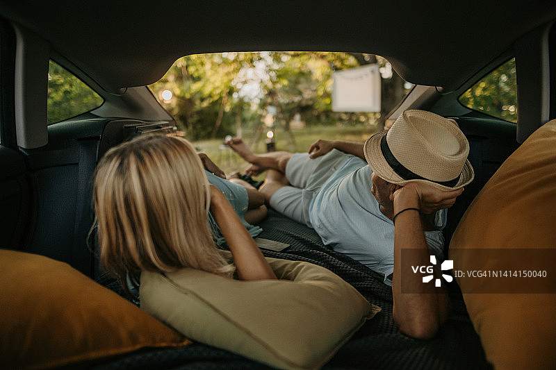 中年夫妇在汽车影院图片素材