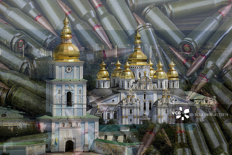 基辅圣米迦勒金顶大教堂与卡拉什尼科夫步枪弹壳图片素材