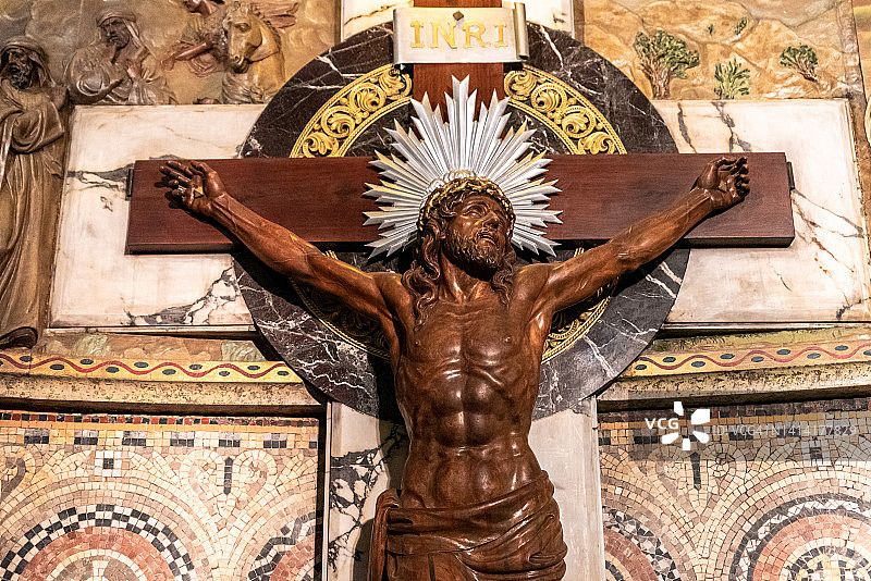 巴塞罗那圣心堂内的木制耶稣受难像图片素材