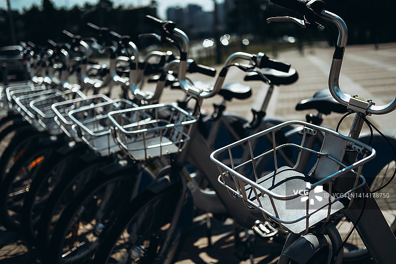 户外停放的自行车图片素材