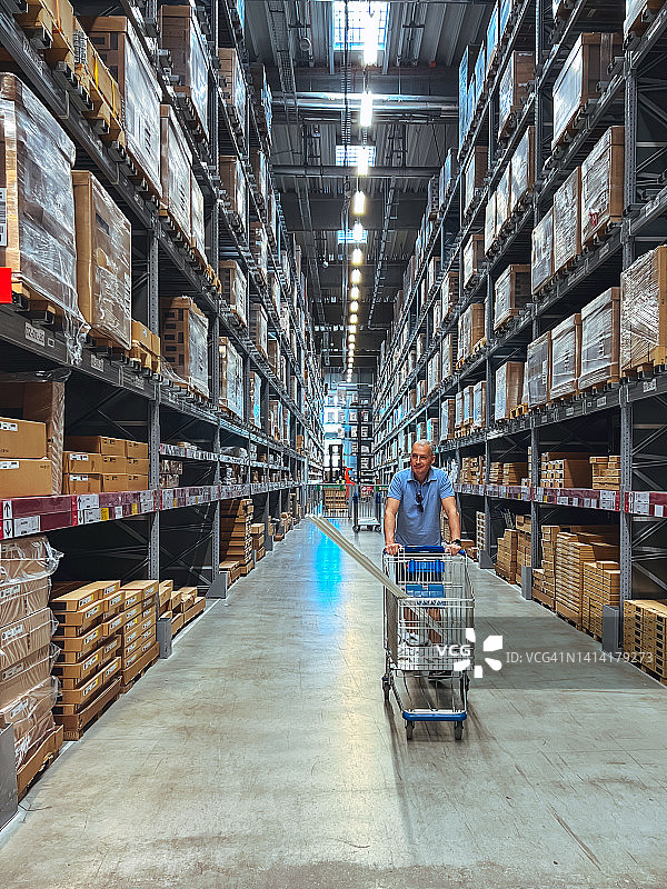 中年男人在家具店看商品图片素材