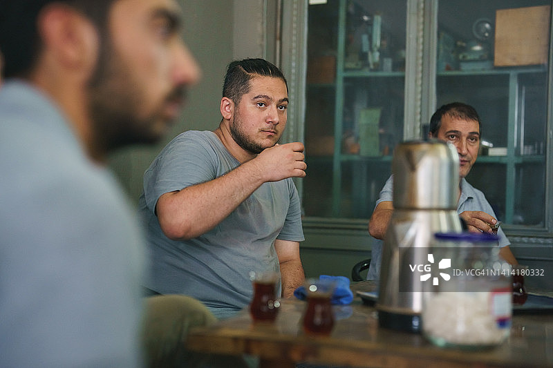 工厂大楼内茶歇的蓝领工人图片素材