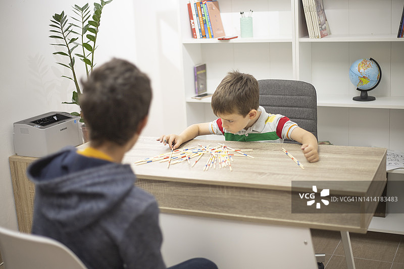 兄弟一起玩耍图片素材