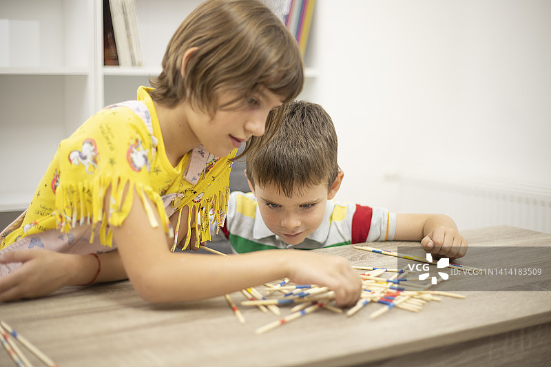 兄妹一起玩耍图片素材