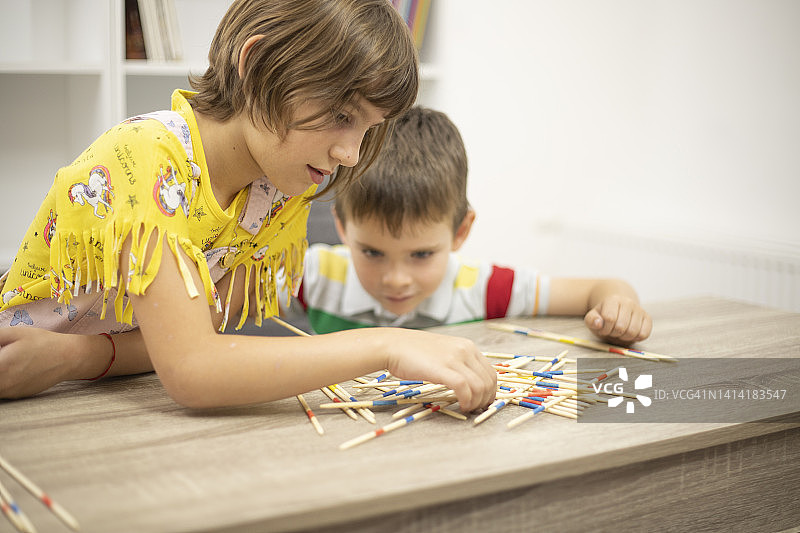 兄妹一起玩耍图片素材