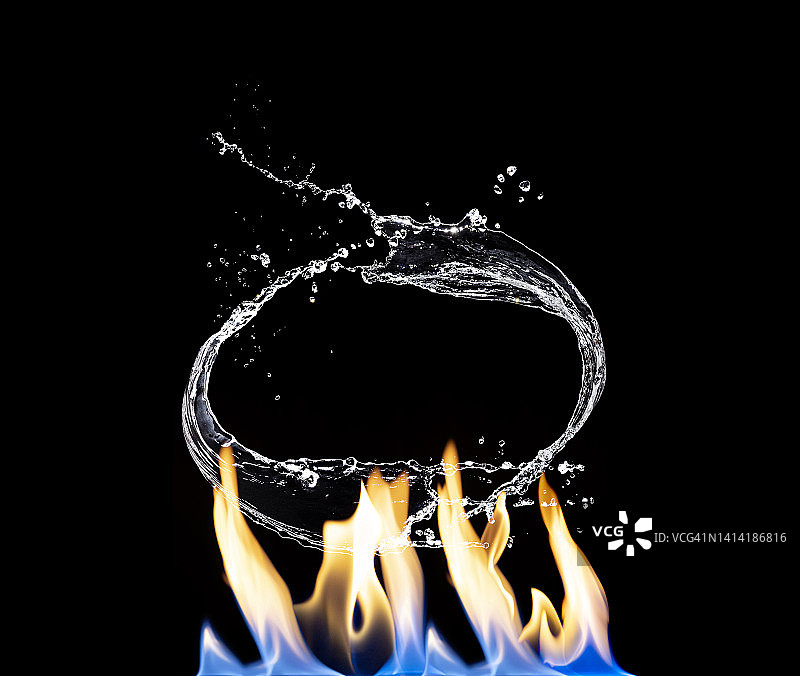 用水扑灭火焰图片素材