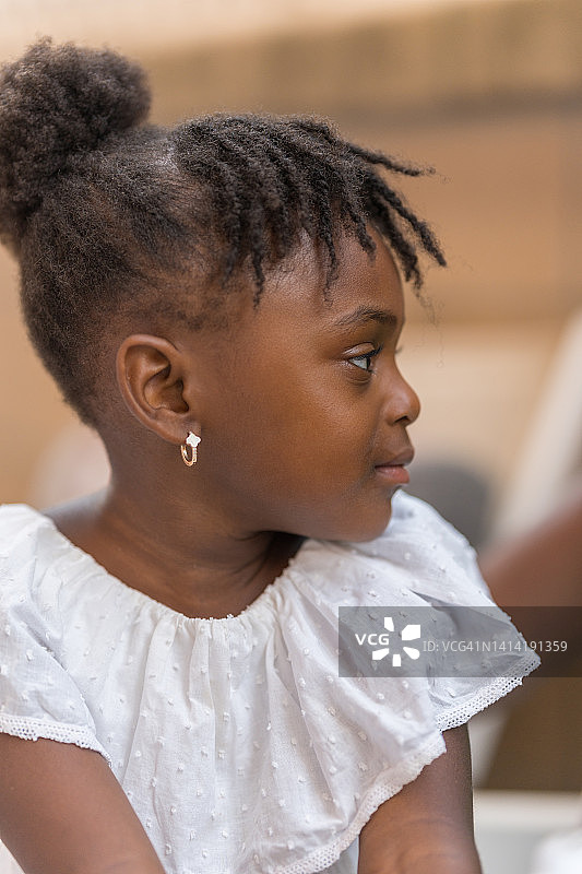 身穿白色连衣裙的3岁非洲女孩特写图片素材