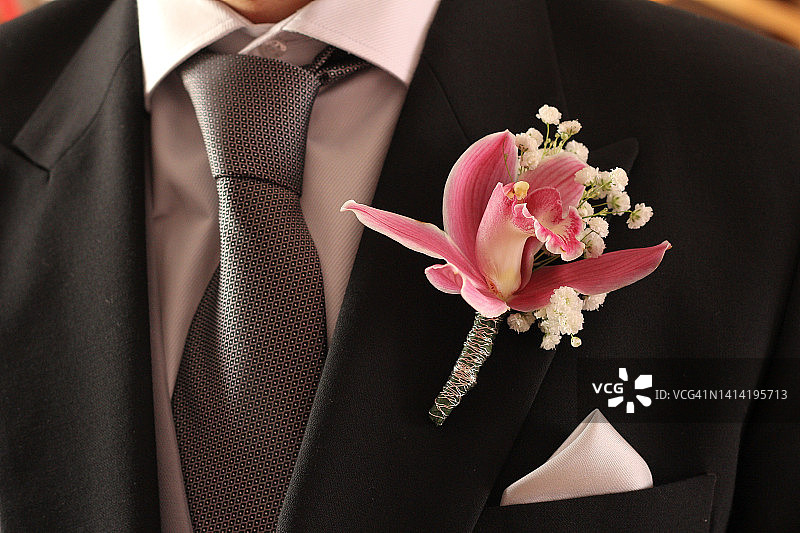婚礼上佩戴胸花的男子特写图片素材