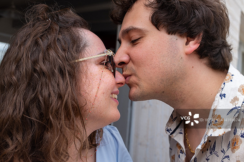 男子亲吻女子鼻子的特写图片素材