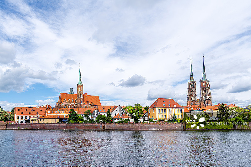 波兰弗罗茨瓦夫圣十字教堂城市天际线图片素材