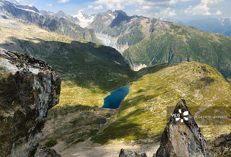 瑞士瓦莱州艾吉斯峰的高山湖泊航拍图片素材