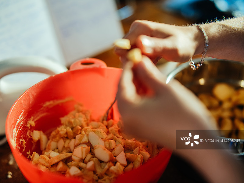 在家里的厨房里做苹果蛋糕的面团图片素材