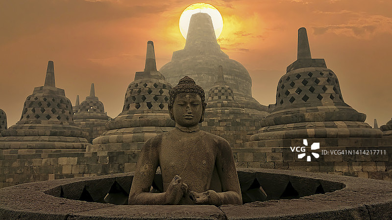 婆罗浮屠的佛像与日出图片素材