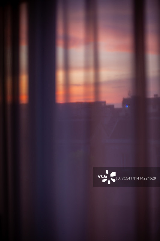 窗纱后发光的天空图片素材