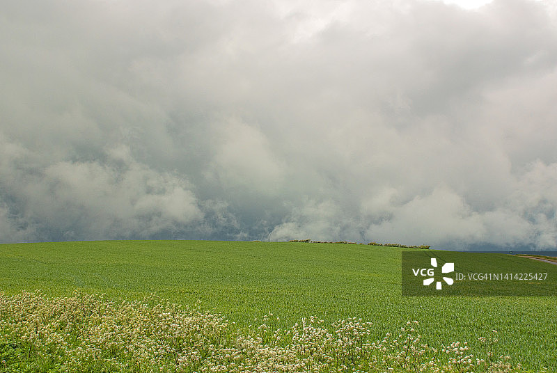 南唐斯丘陵上空的暴风云图片素材