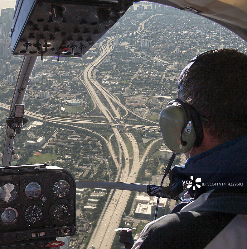 直升机飞越高速公路交叉口图片素材